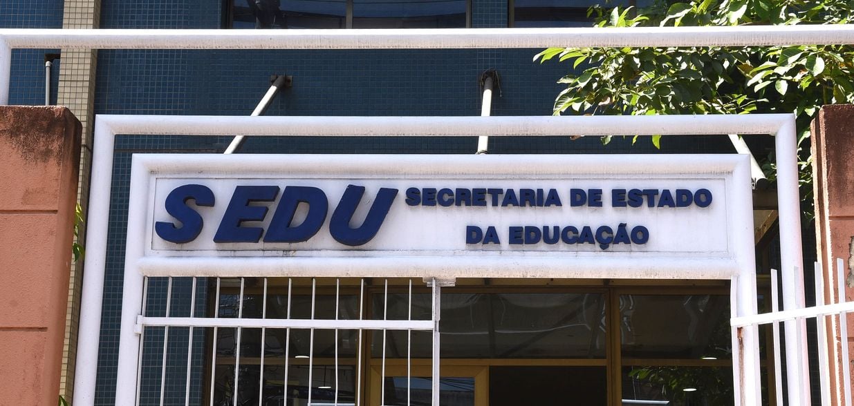Servidora atuou com documentos irregulares entre 2015 e 2017; acordo com o MP prevê ressarcimento e proibição de exercer cargo público