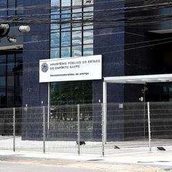 Para ingressar na carreira, é necessário ser bacharel em Direito e comprovar o desempenho de atividade jurídica por três anos após a colação de grau.