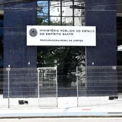 São 40 vagas, com bolsa de complementação educacional de R$ 1.800 e auxílio-transporte de R$ 250. A carga horária é de seis horas diárias