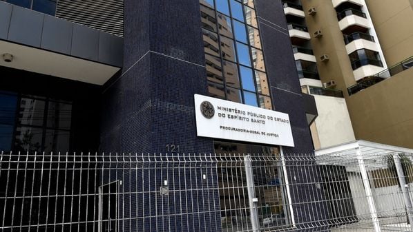 Vandi Caetano Viana estava hospedado na casa de um sobrinho na cidade, onde fez família refém e assassinou Tatiele Pereira Venâncio na frente dos filhos dela