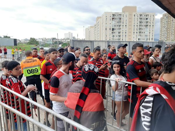 Flamengo e Madureira se enfrentam no Estádio Kleber Andrade, em Cariacica por Fernando Madeira 