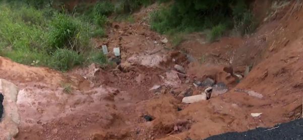 Cratera gigante preocupa motoristas em Mimoso do Sul  por Filipe Vargas