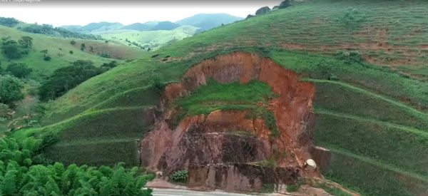 Cratera gigante preocupa motoristas em Mimoso do Sul  por Filipe Vargas