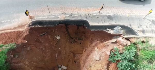Cratera gigante preocupa motoristas em Mimoso do Sul 