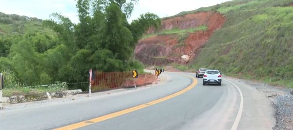 Cratera gigante preocupa motoristas em Mimoso do Sul  por Filipe Vargas