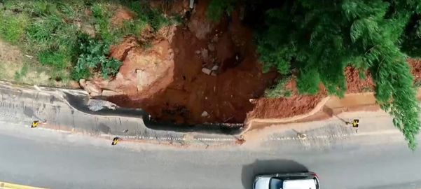 Cratera gigante preocupa motoristas em Mimoso do Sul  por Filipe Vargas