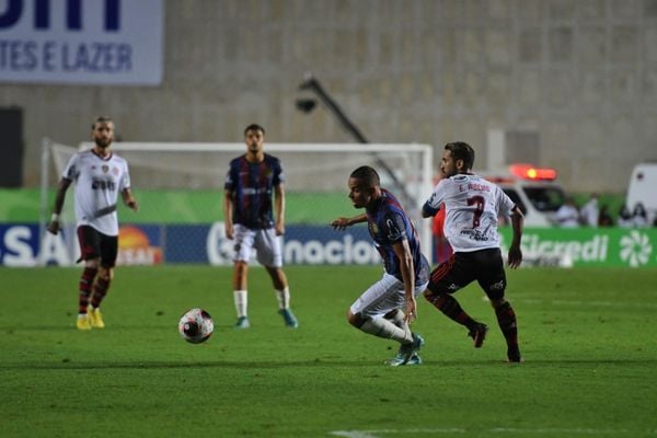 Flamengo e Madureira se enfrentam no Estádio Kleber Andrade, em Cariacica