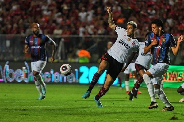 Flamengo e Madureira se enfrentam no Estádio Kleber Andrade, em Cariacica