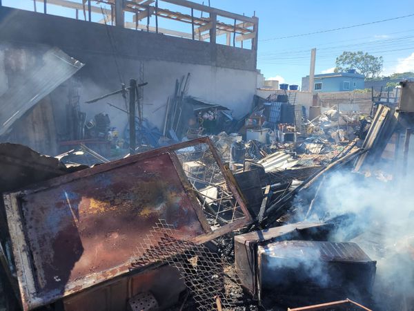 As chamas do incêndio atingiu um ferro-velho que fica no bairro Belo Horizonte, em Marataízes  por Divulgação \ 3BBM