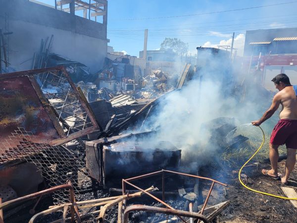 Moradores da região tentaram apagar o fogo de um ferro-velho em Marataízes  por Divulgação \ 3BBM