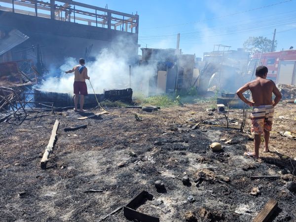 O fogo começou em uma vegetação que fica atrás de um ferro-velho no bairro Belo Horizonte, em Marataízes  por Divulgação \ 3BBM