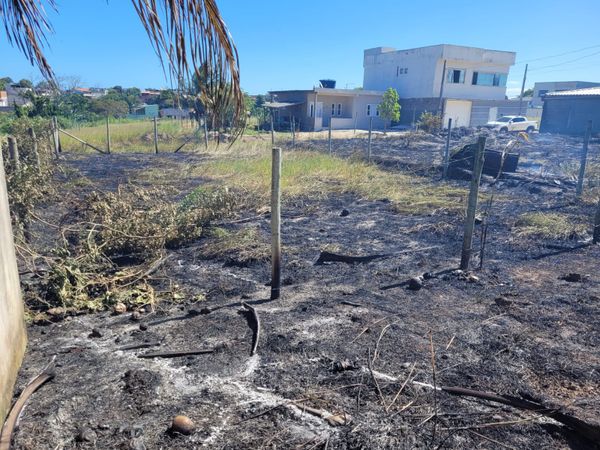 O fogo começou em uma vegetação que fica atrás de um ferro-velho no bairro Belo Horizonte, em Marataízes  por Divulgação \ 3BBM