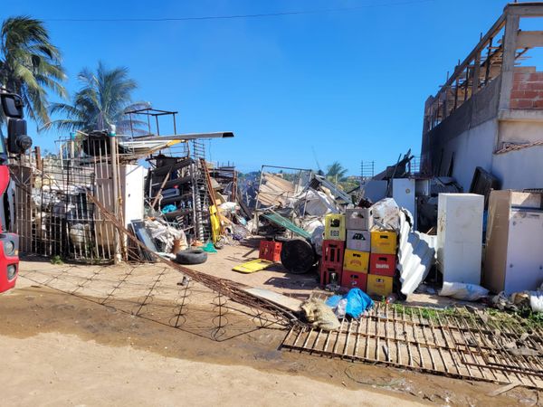 As chamas do incêndio atingiu um ferro-velho que fica no bairro Belo Horizonte, em Marataízes  por Divulgação \ 3BBM