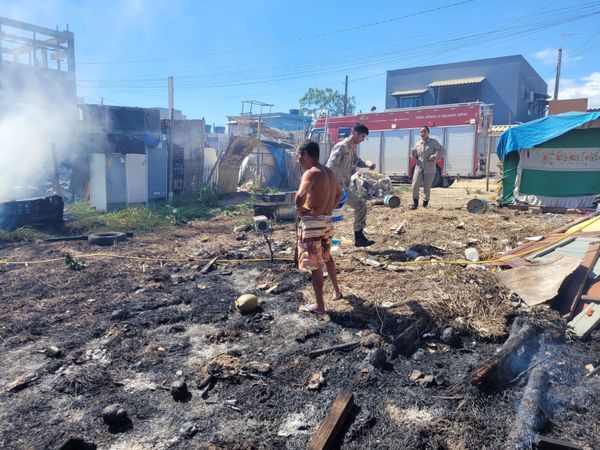 O fogo começou em uma vegetação que fica atrás de um ferro-velho no bairro Belo Horizonte, em Marataízes  por Divulgação \ 3BBM