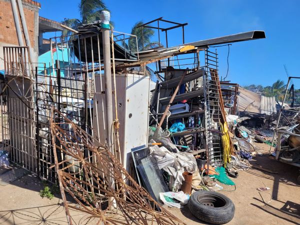 As chamas do incêndio atingiu um ferro-velho que fica no bairro Belo Horizonte, em Marataízes  por Divulgação \ 3BBM