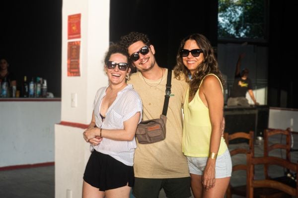 O produtor cultural Vincenzo Guizzardi recebeu Carol Vargas e Julia Cruz em seu samba de domingo, em Jardim da Penha