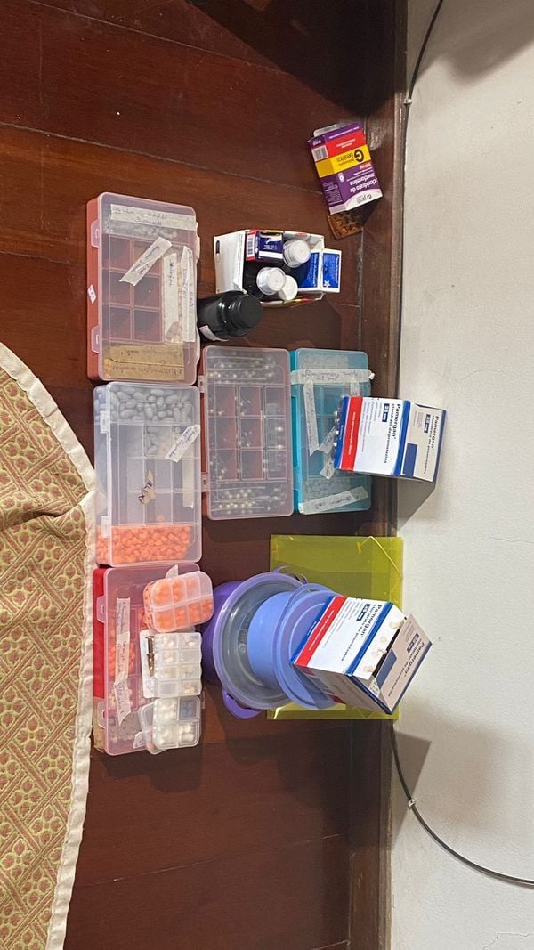 A polícia encontrou muitos medicamentos fora da embalagem e sem a devida descrição de nome, dosagem e validade por Divulgação \ Prefeitura de Itapemirim