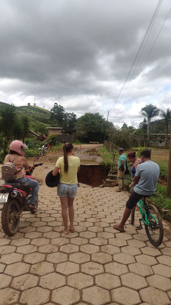 Chuva destroi pontes e danifica estrada em Dores do Rio Preto por Dalva Ringuier 