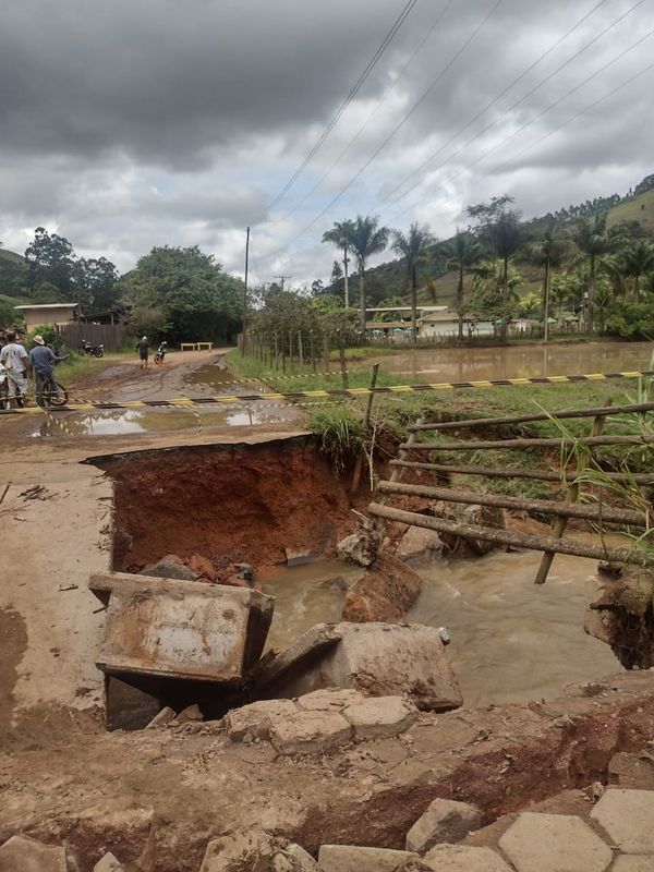 Chuva destroi pontes e danifica estrada em Dores do Rio Preto por Dalva Ringuier 