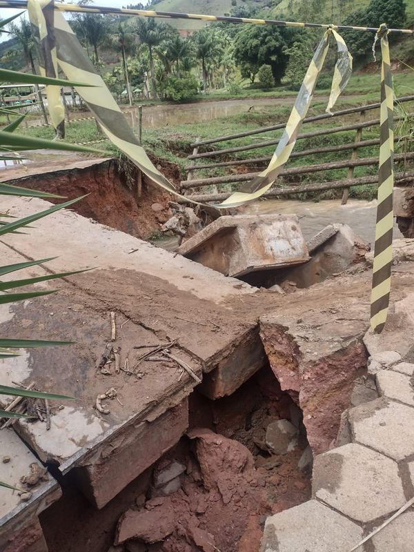 Chuva destroi pontes e danifica estrada em Dores do Rio Preto por Dalva Ringuier 