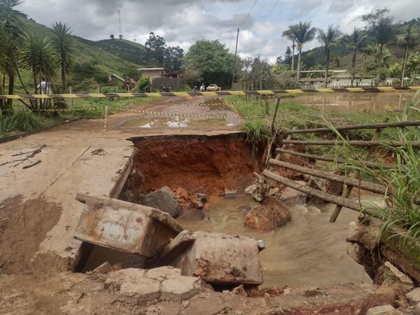 Chuva destroi pontes e danifica estrada em Dores do Rio Preto