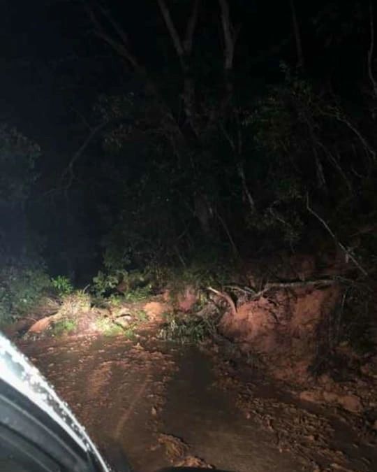 Chuva destroi pontes e danifica estrada em Dores do Rio Preto por Leitor | A Gazeta 