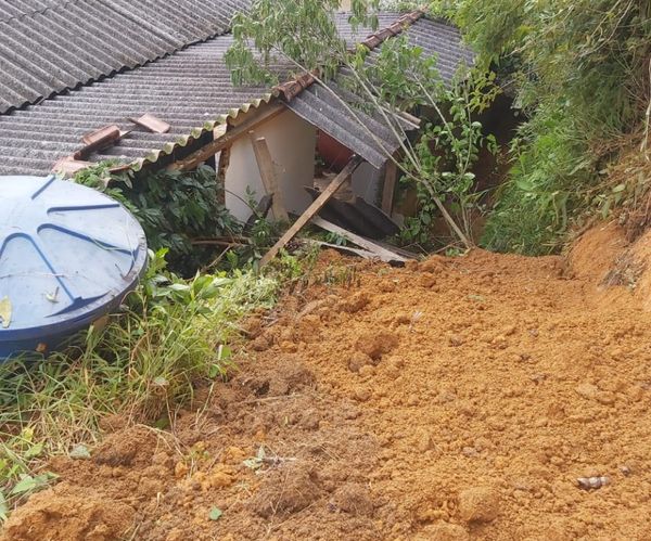 Chuva destroi pontes e danifica estrada em Dores do Rio Preto por Defesa Civil de Dores do Rio Preto 