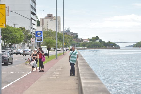Pessoas esperando ônibus em ponto sem abrigo, Avenida Beira Mar, em Vitória por Ricardo Medeiros