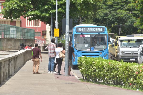 Pessoas esperando ônibus em ponto sem abrigo, Avenida Beira Mar, em Vitória por Ricardo Medeiros