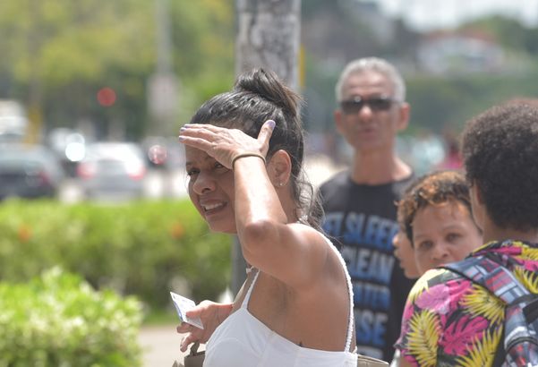 Pessoas esperando ônibus em ponto sem abrigo, Avenida Beira Mar, em Vitória por Ricardo Medeiros