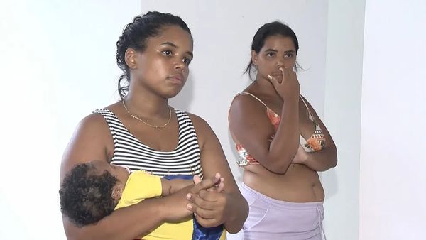 Wenisnara dos Santos, a filha de três meses (no colo), e a tia (ao fundo) 