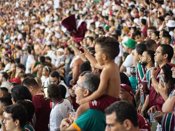 Torcida do Fluminense organiza festa para receber o time no ES
