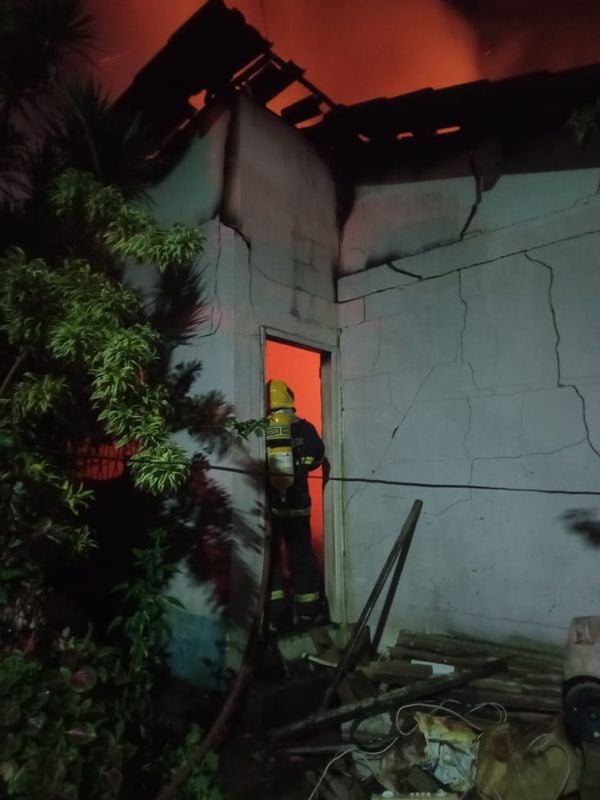 Corpo de Bombeiros fizeram combate ao fogo por Corpo de Bombeiros
