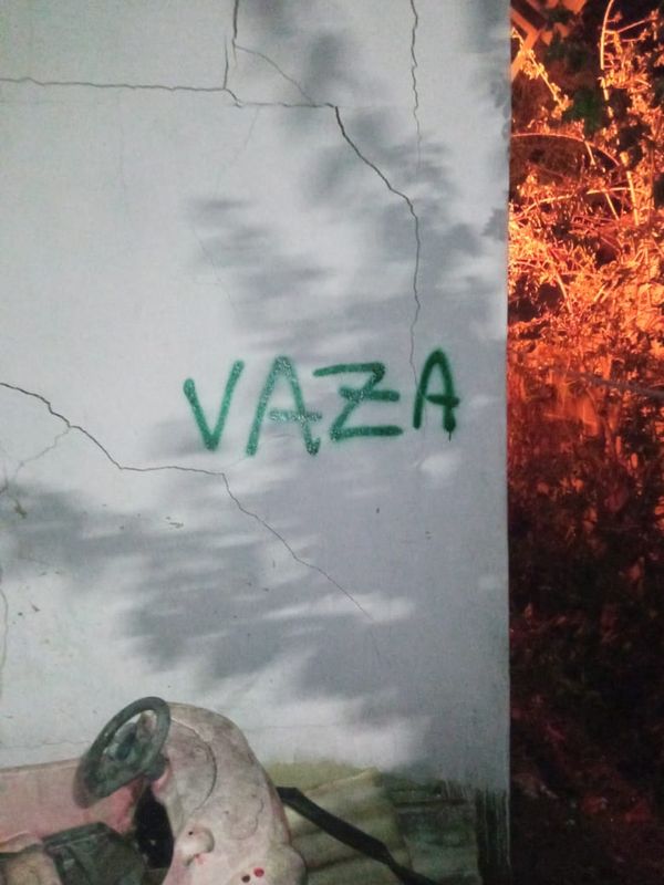 Mensagens foram deixadas na parede da casa por Corpo de Bombeiros