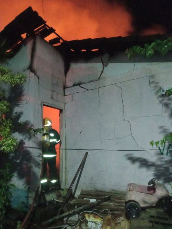 Corpo de Bombeiros fizeram combate ao fogo por Corpo de Bombeiros