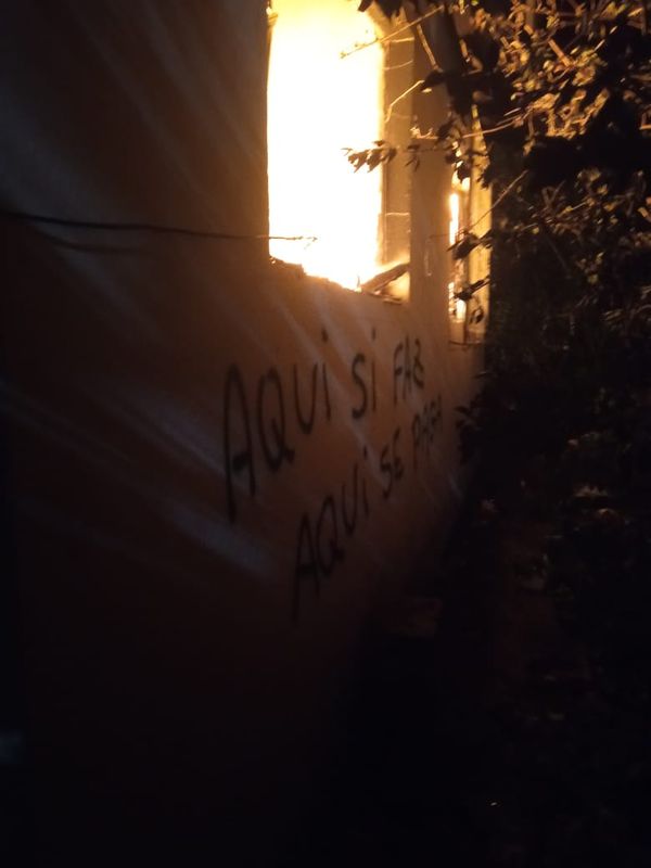 Mensagens foram deixadas na parede da casa por Corpo de Bombeiros