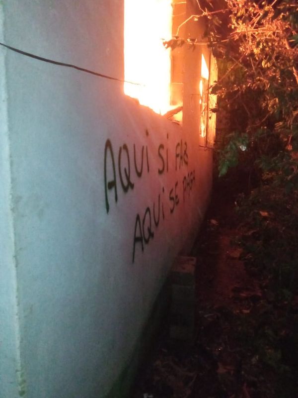 Mensagens foram deixadas na parede da casa por Corpo de Bombeiros