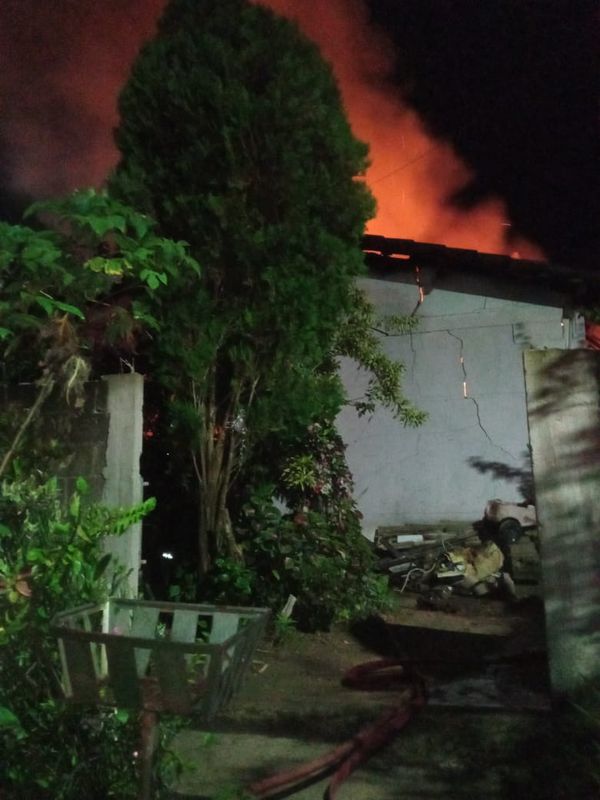 Corpo de Bombeiros fizeram combate ao fogo por Corpo de Bombeiros