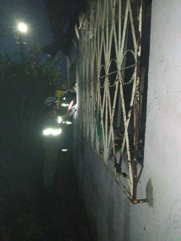 Corpo de Bombeiros fizeram combate ao fogo por Corpo de Bombeiros