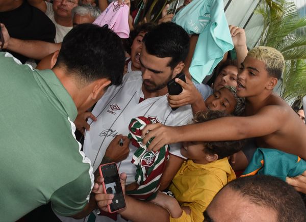 O time do Fluminense chega ao Hotel Golden Tulip, em Vitória, em Vitória e é recebido por torcedores.   por Carlos Alberto Silva