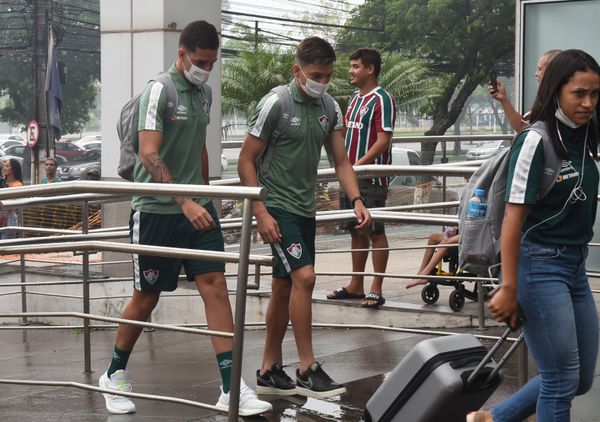 O time do Fluminense chega ao Hotel Golden Tulip, em Vitória, em Vitória e é recebido por torcedores.   por Carlos Alberto Silva