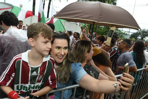 O time do Fluminense chega ao Hotel Golden Tulip, em Vitória, em Vitória e é recebido por torcedores.   por Carlos Alberto Silva