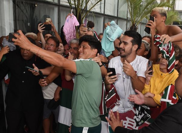 O time do Fluminense chega ao Hotel Golden Tulip, em Vitória, em Vitória e é recebido por torcedores.   por Carlos Alberto Silva