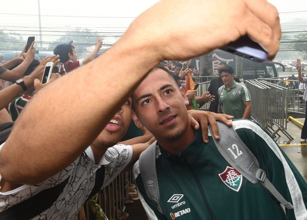 O time do Fluminense chega ao Hotel Golden Tulip, em Vitória, em Vitória e é recebido por torcedores.   por Carlos Alberto Silva