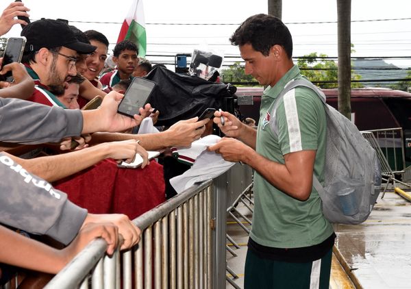 O time do Fluminense chega ao Hotel Golden Tulip, em Vitória, em Vitória e é recebido por torcedores.   por Carlos Alberto Silva