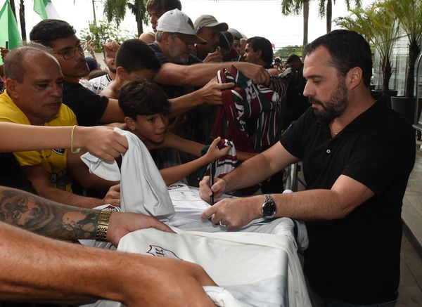 O time do Fluminense chega ao Hotel Golden Tulip, em Vitória, em Vitória e é recebido por torcedores.   por Carlos Alberto Silva