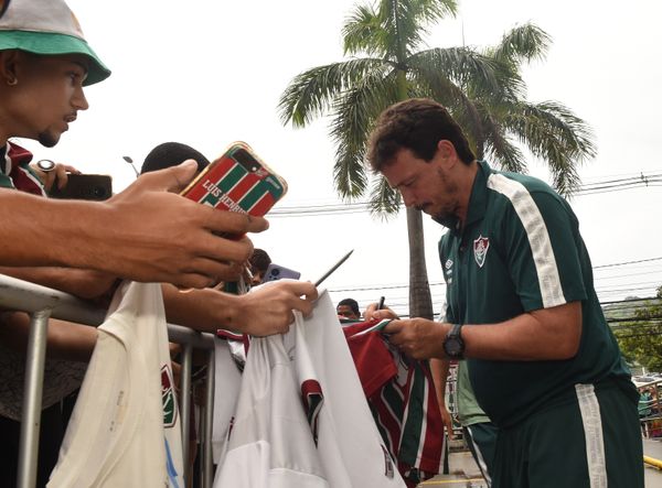 O time do Fluminense chega ao Hotel Golden Tulip, em Vitória, em Vitória e é recebido por torcedores.   por Carlos Alberto Silva