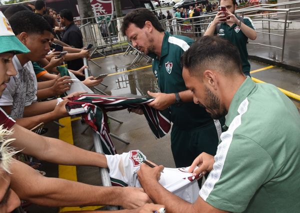 O time do Fluminense chega ao Hotel Golden Tulip, em Vitória, em Vitória e é recebido por torcedores.   por Carlos Alberto Silva