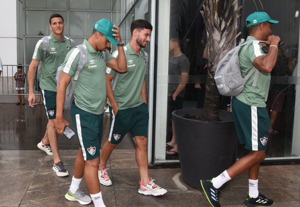 O time do Fluminense chega ao Hotel Golden Tulip, em Vitória, em Vitória e é recebido por torcedores.   por Carlos Alberto Silva