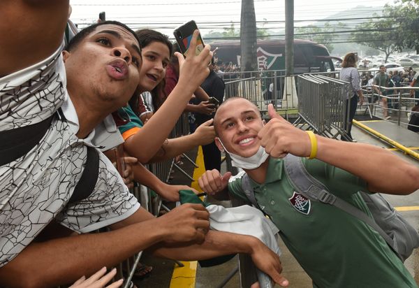 O time do Fluminense chega ao Hotel Golden Tulip, em Vitória, em Vitória e é recebido por torcedores.   por Carlos Alberto Silva